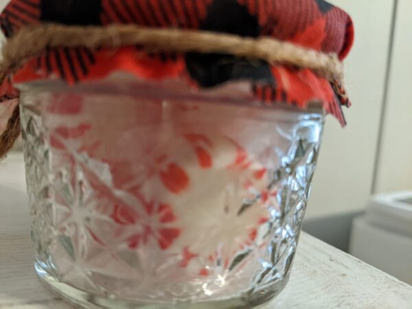 Small Christmas mason jars with peppermints